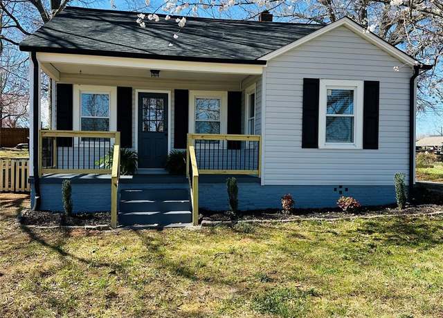 Property at 1385 5th St NE, Hickory, NC 28601, 2 beds, 1 bath