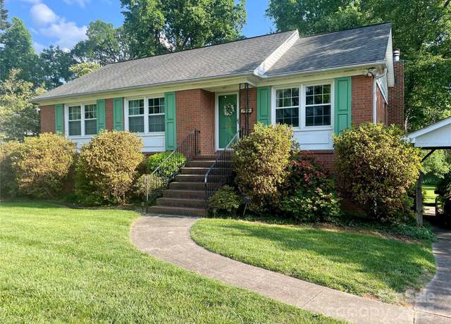 Property at 5806 Whitingham Dr, Charlotte, NC 28215, 3 beds, 2.5 baths