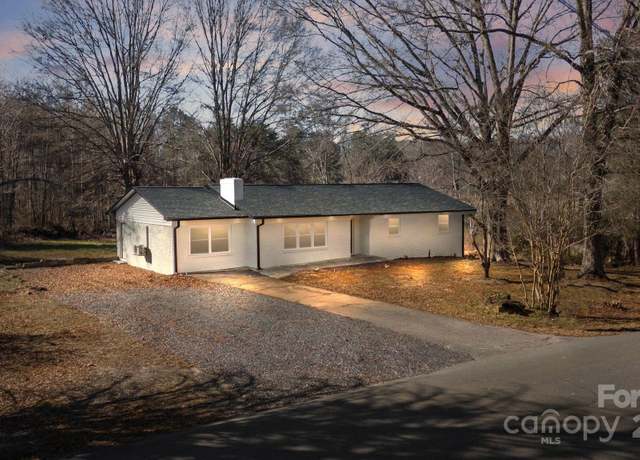 Property at 5520 Chestnut Dr, Hickory, NC 28602, 3 beds, 2 baths