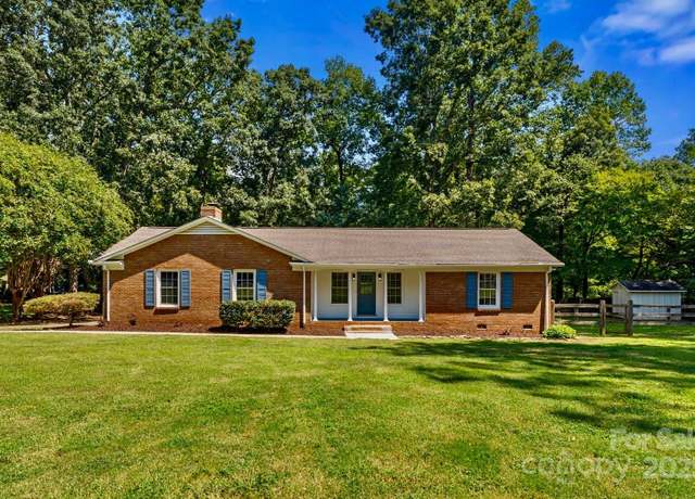 Property at 2411 Kimway Dr, Matthews, NC 28105, 3 beds, 2 baths