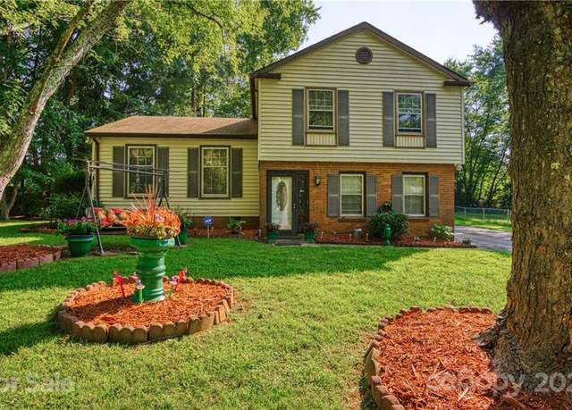 Property at 6222 Bonnybrook Ln, Charlotte, NC 28212, 3 beds, 1.5 baths
