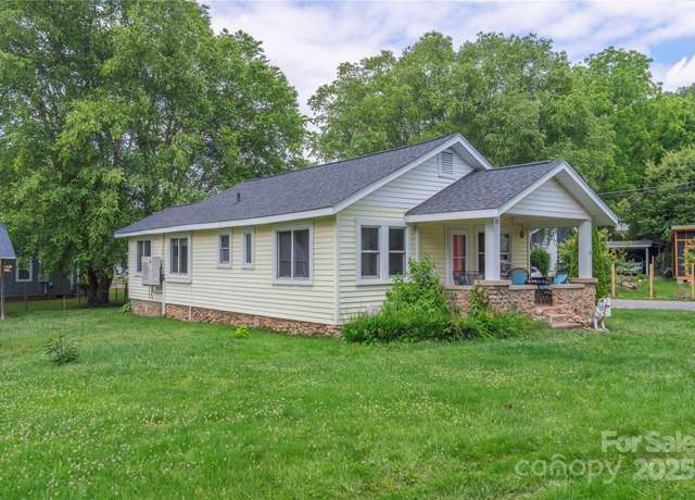 Property at 10 Poplar St, Waynesville, NC 28786, 2 beds, 1 bath
