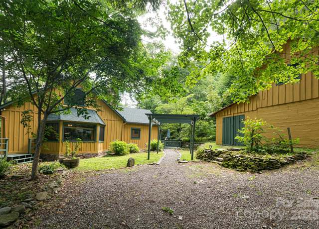 Property at 65 Woodfern Dr, Maggie Valley, NC 28751, 2 beds, 2.5 baths