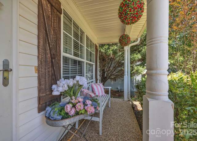 Property at 1912 8th St SE, Hickory, NC 28602, 3 beds, 2.5 baths