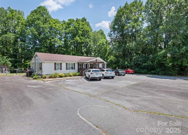 Property at 1170 Crabtree Rd, Waynesville, NC 28785, 4 beds, 2 baths
