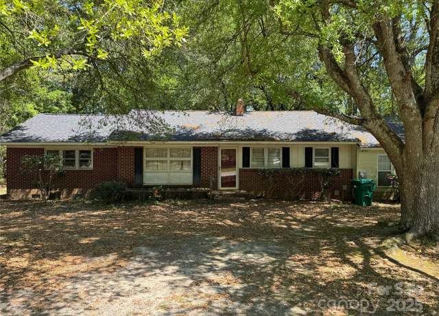 Property at 383 Isgett Cir, Cheraw, SC 29520, 3 beds, 2 baths