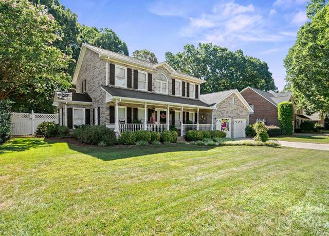 Property at 1948 Twin Ponds Dr, Hickory, NC 28602, 3 beds, 2.5 baths