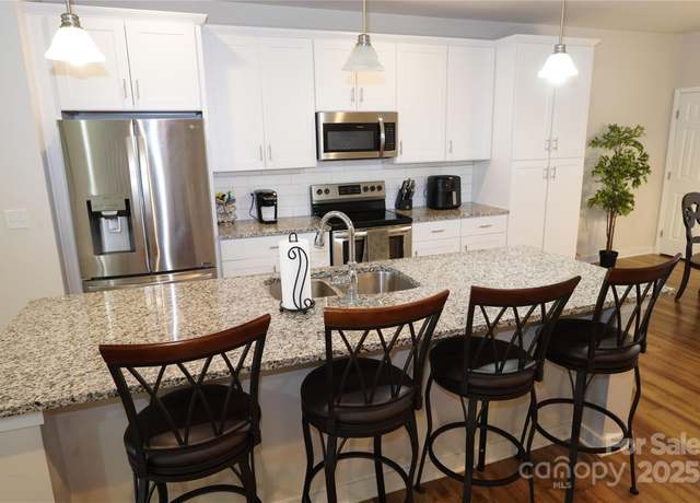 Property at 1028 Sharon Towns Dr, Charlotte, NC 28210, 4 beds, 3.5 baths
