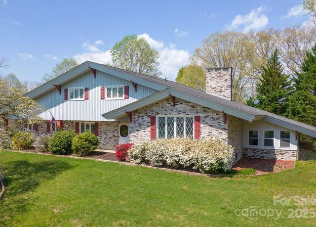 Property at 2466 Sweetbriar Cir, Lenoir, NC 28645, 3 beds, 3 baths
