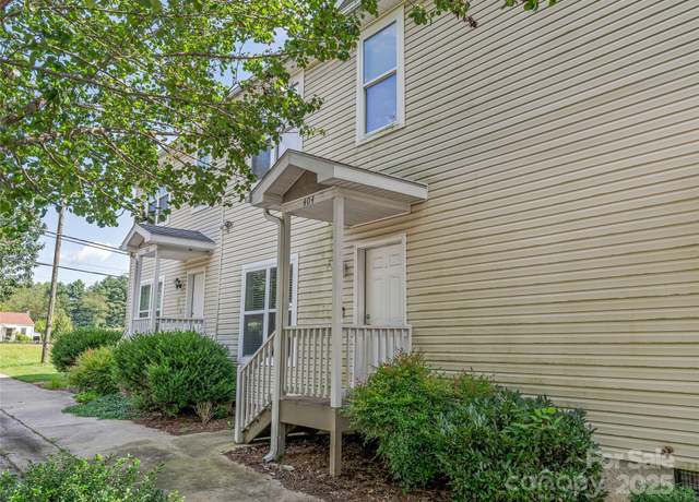 Property at 404 Villas Ct, Asheville, NC 28806, 3 beds, 2.5 baths