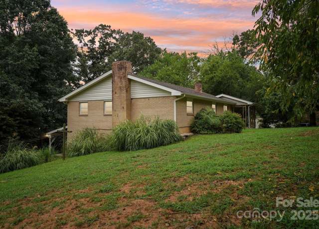 Property at 142 Byrd Ln, Hendersonville, NC 28792, 3 beds, 3 baths