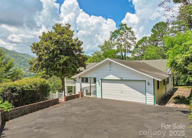 Property at 371 Clearview Dr, Waynesville, NC 28786, 3 beds, 3.5 baths