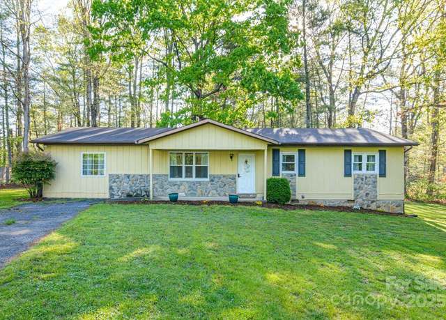 Property at 16 Stoney Nob Dr, Hendersonville, NC 28792, 3 beds, 2 baths