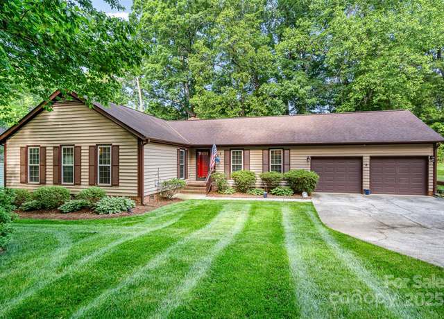 Property at 14027 Springwater Dr, Matthews, NC 28105, 3 beds, 2 baths