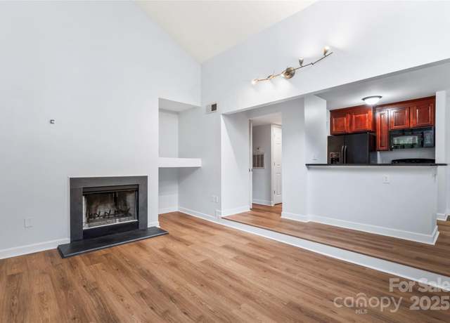 Property at 425 W 8th St, Charlotte, NC 28202, 1 bed, 1 bath