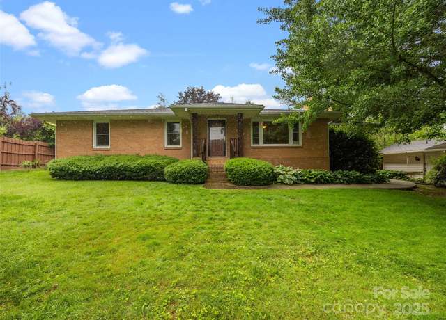 Property at 107 Edgehill Rd, Hendersonville, NC 28739, 3 beds, 2 baths