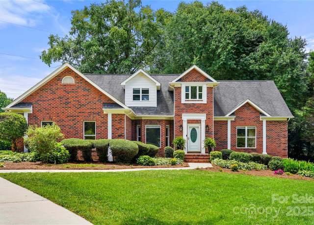 Property at 8173 Shannon Woods Ln, Matthews, NC 28104, 3 beds, 2.5 baths