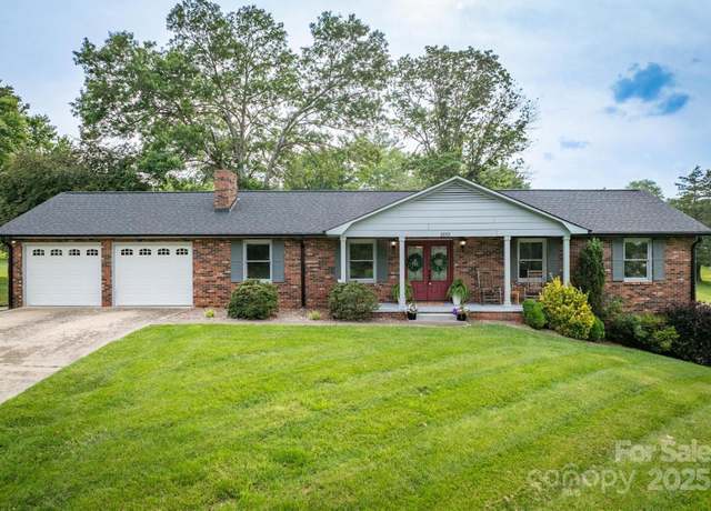 Property at 2653 Fairway Acres Cir, Lenoir, NC 28645, 3 beds, 2 baths