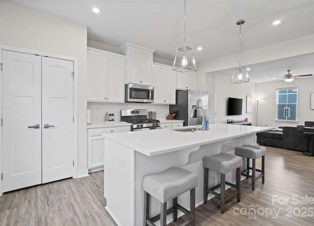 Property at 1217 Ashbury St, Charlotte, NC 28216, 3 beds, 3 baths
