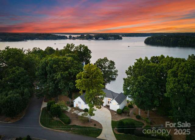 Property at 102 Stone Point Ct, Mooresville, NC 28117, 4 beds, 4 baths