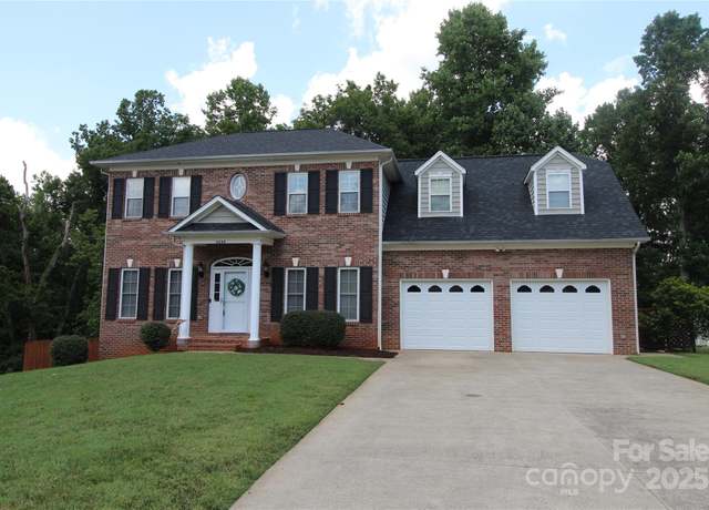 Property at 2640 Ironwood Dr, Hickory, NC 28602, 4 beds, 2.5 baths