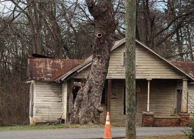 Property at 1012 Burkemont Ave, Morganton, NC 28655, 2 beds, 1 bath