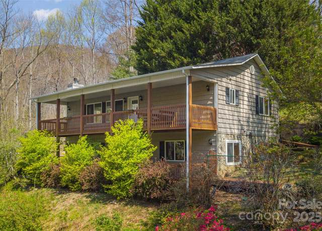 Property at 1429 Country Club Dr, Maggie Valley, NC 28751, 2 beds, 2.5 baths