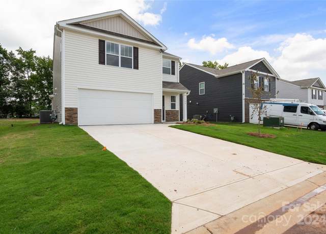 Property at 1009 20th Avenue Loop SE, Hickory, NC 28602, 3 beds, 2.5 baths