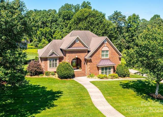 Property at 1083 Fox Chase Dr, Newton, NC 28658, 3 beds, 3 baths