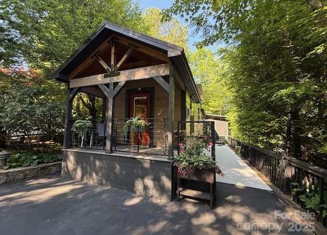 Property at 26 S Cumberland Dr, Lake Toxaway, NC 28747, 2 beds, 2 baths