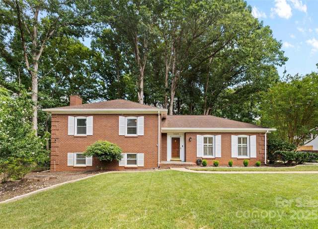 Property at 1024 Regency Dr, Charlotte, NC 28211, 4 beds, 3 baths