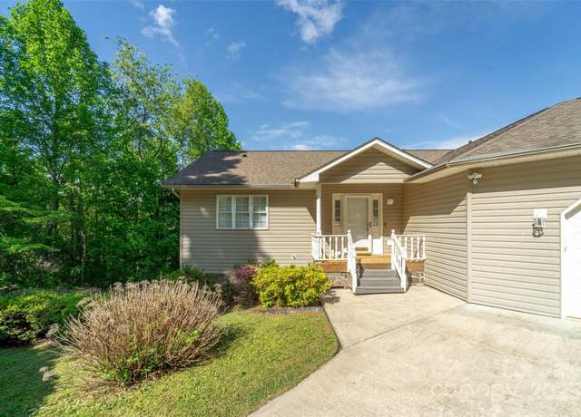 Property at 132 Mountain Cir, Franklin, NC 28734, 3 beds, 2.5 baths