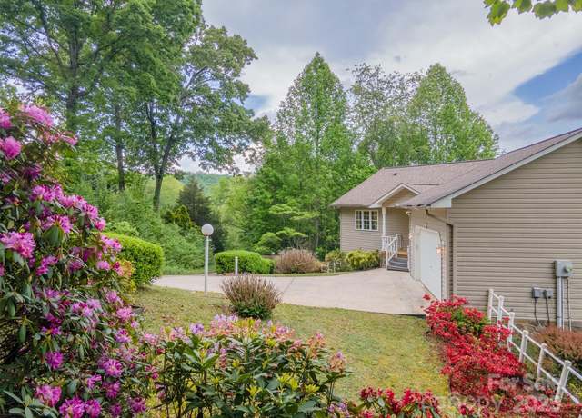 Property at 132 Mountain Cir, Franklin, NC 28734, 3 beds, 2.5 baths