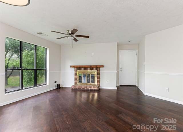 Property at 8202 Cedar Glen Dr, Charlotte, NC 28212, 2 beds, 2 baths