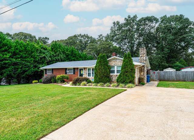 Property at 2841 21st St NE, Hickory, NC 28601, 3 beds, 1.5 baths