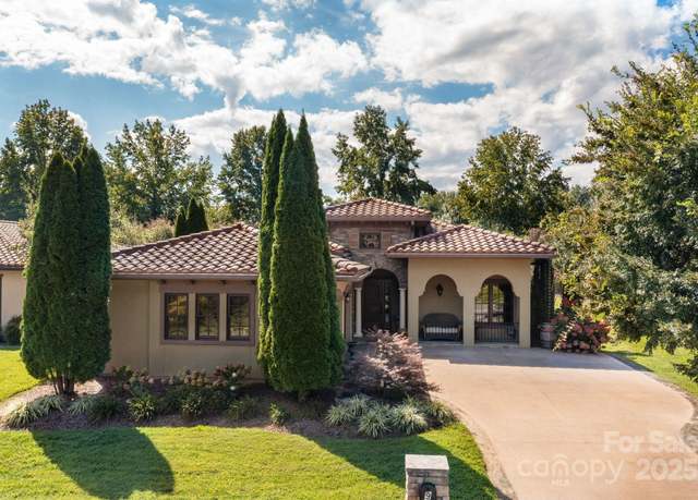 Property at 9 Pacifico Dr, Asheville, NC 28806, 3 beds, 2 baths