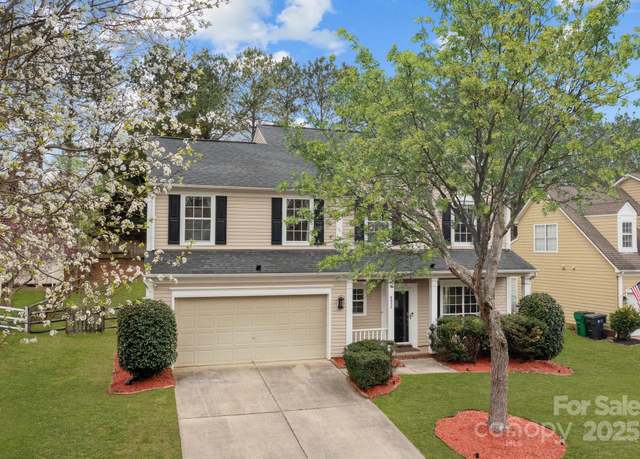 Property at 8932 Raven Park Dr, Charlotte, NC 28216, 3 beds, 2.5 baths