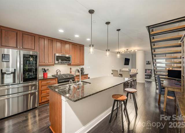 Property at 701 Royal Ct #102, Charlotte, NC 28202, 1 bed, 1.5 baths