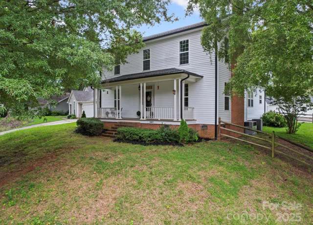 Property at 8407 Woodford Bridge Dr, Charlotte, NC 28216, 3 beds, 2 baths