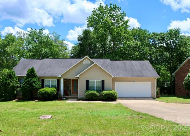 Property at 1657 6th St SE, Hickory, NC 28602, 3 beds, 2 baths
