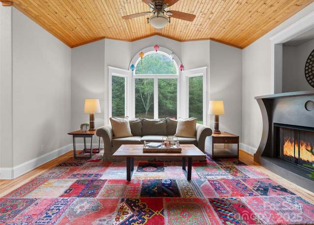 Property at 33 Village Pointe Ln, Asheville, NC 28803, 4 beds, 3.5 baths