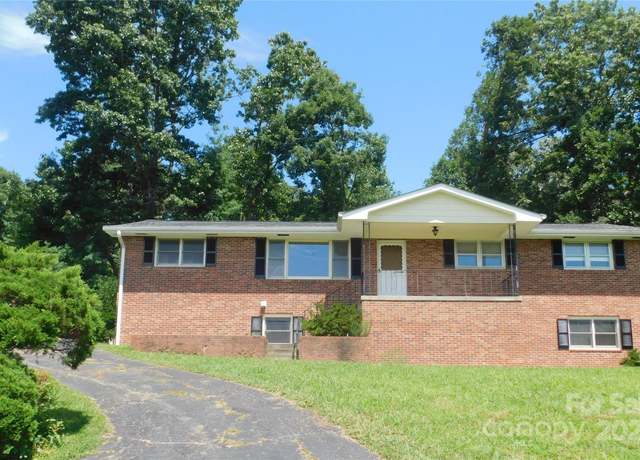Property at 125 Fulton Dr, Hendersonville, NC 28792, 3 beds, 2.5 baths