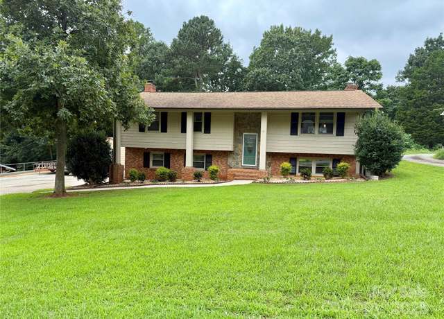 Property at 848 7th St SE, Hickory, NC 28602, 3 beds, 3 baths