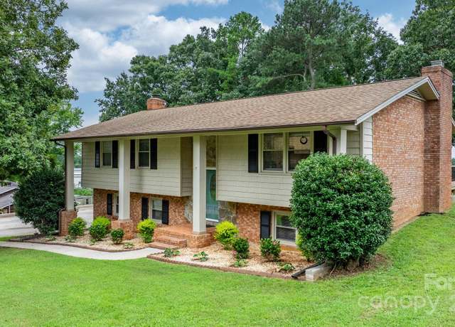 Property at 848 7th St SE, Hickory, NC 28602, 3 beds, 3 baths