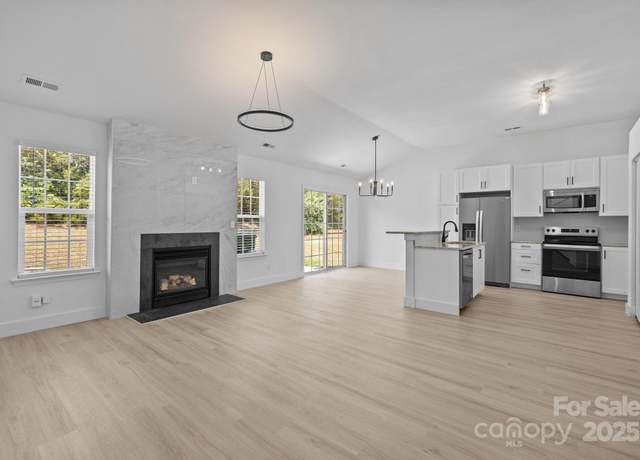 Property at 16216 Circlegreen Dr, Charlotte, NC 28273, 3 beds, 2 baths