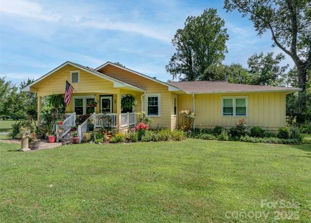 Property at 437 Rutledge Dr, Hendersonville, NC 28739, 4 beds, 4 baths