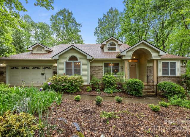 Property at 5 Governors Dr, Hendersonville, NC 28791, 3 beds, 2.5 baths