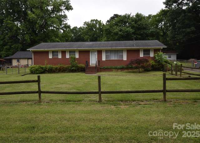 Property at 908 Ravendale Dr, Charlotte, NC 28216, 3 beds, 2 baths