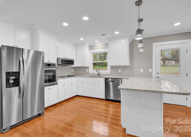 Property at 130 Island Park Ln, Statesville, NC 28625, 3 beds, 1.5 baths