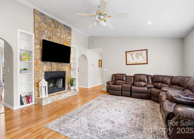 Property at 104 Lone Eagle Ln, Hendersonville, NC 28739, 2 beds, 2 baths